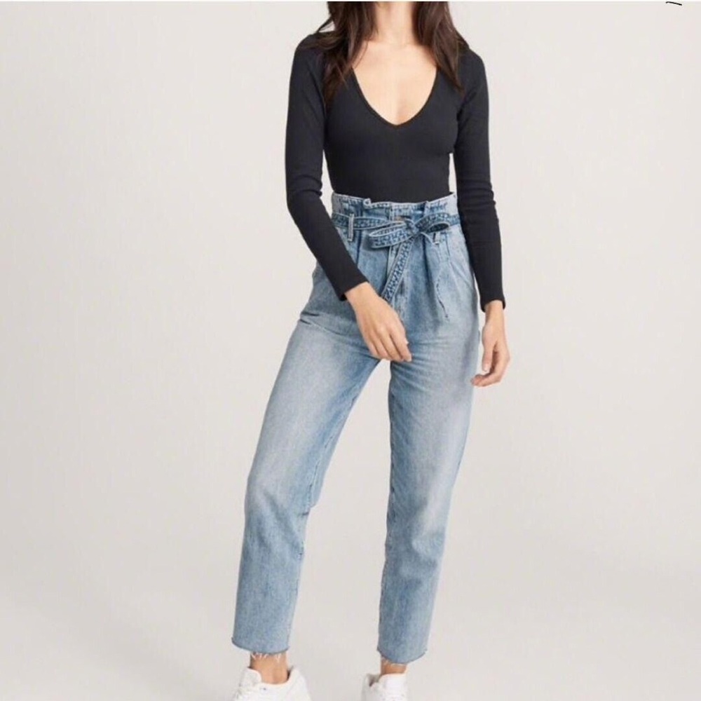 Abercrombie & Fitch The Mom Jean Belted Distressed Hem
